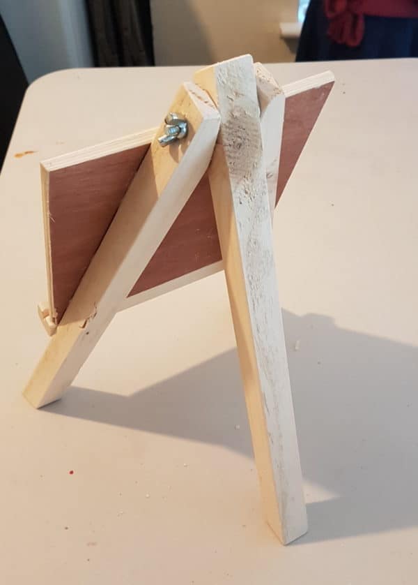 Miniature Pallet Wood Artist’s Easel As A Gift! Fun Pallet Crafts for Kids Miniature Pallet Wood Artist’s Easel As A Gift! Fun Pallet Crafts for Kids
