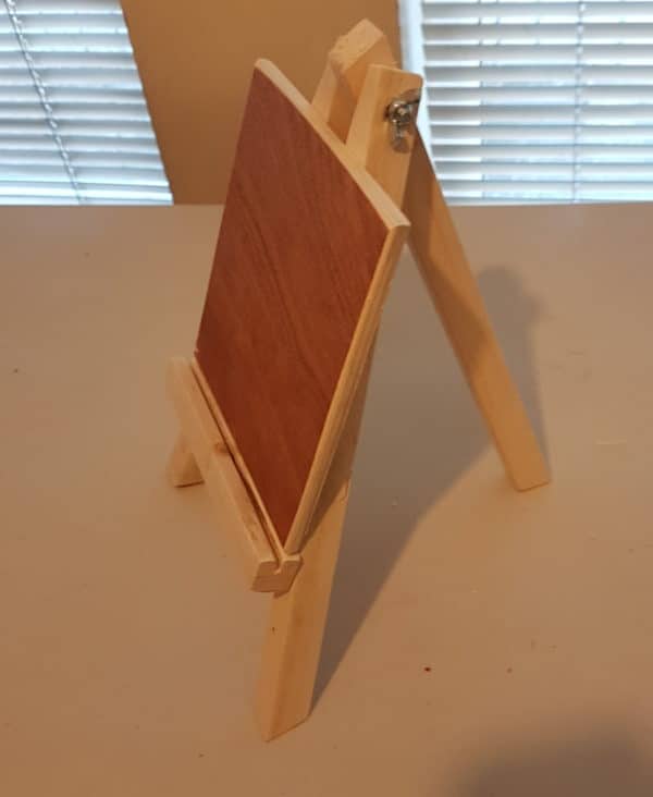 Miniature Pallet Wood Artist’s Easel As A Gift! Fun Pallet Crafts for Kids Miniature Pallet Wood Artist’s Easel As A Gift! Fun Pallet Crafts for Kids