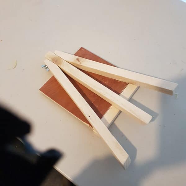 Miniature Pallet Wood Artist’s Easel As A Gift! Fun Pallet Crafts for Kids Miniature Pallet Wood Artist’s Easel As A Gift! Fun Pallet Crafts for Kids