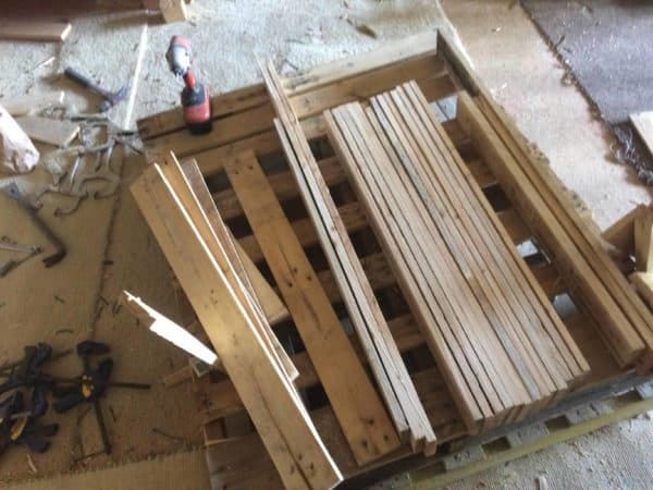 Lovely L-shaped 3-piece Pallet Bar For My Buddy Pallet Bars Lovely L-shaped 3-piece Pallet Bar For My Buddy Pallet Bars