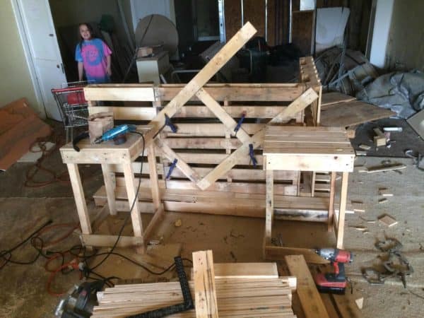 Lovely L-shaped 3-piece Pallet Bar For My Buddy Pallet Bars Lovely L-shaped 3-piece Pallet Bar For My Buddy Pallet Bars