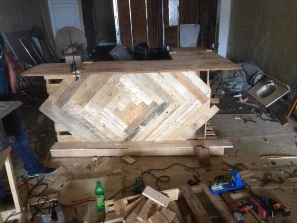 Lovely L-shaped 3-piece Pallet Bar For My Buddy Pallet Bars Lovely L-shaped 3-piece Pallet Bar For My Buddy Pallet Bars
