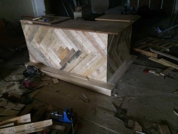 Lovely L-shaped 3-piece Pallet Bar For My Buddy Pallet Bars Lovely L-shaped 3-piece Pallet Bar For My Buddy Pallet Bars