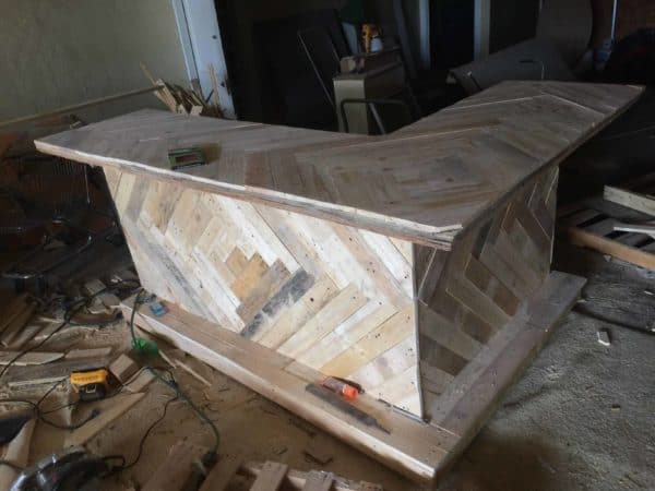 Lovely L-shaped 3-piece Pallet Bar For My Buddy Pallet Bars Lovely L-shaped 3-piece Pallet Bar For My Buddy Pallet Bars