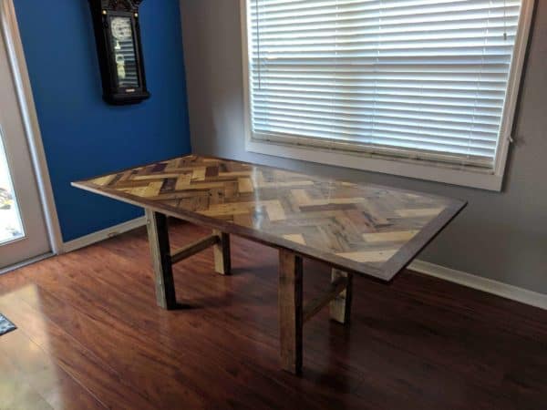 Must-see Herringbone Pallet Dining Table Pallet Desks & Pallet Tables Must-see Herringbone Pallet Dining Table Pallet Desks & Pallet Tables
