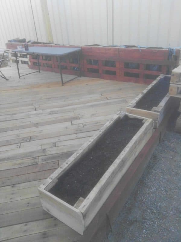 Outdoor Deck & Planter Boxes from 94 Wood Pallets! Pallet Floors & Decks Pallet Terraces & Pallet Patios Outdoor Deck & Planter Boxes from 94 Wood Pallets! Pallet Floors & Decks Pallet Terraces & Pallet Patios