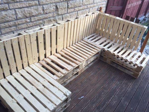 How to Transform Your Old Deck with Upcycled Pallets Lounges & Garden Sets Pallet Terraces & Pallet Patios How to Transform Your Old Deck with Upcycled Pallets Lounges & Garden Sets Pallet Terraces & Pallet Patios