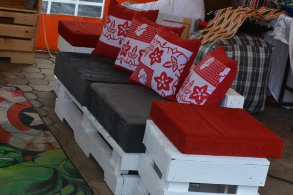 Unique Pallet Sofa with Red Cushions Pallet Sofas & Couches Unique Pallet Sofa with Red Cushions Pallet Sofas & Couches