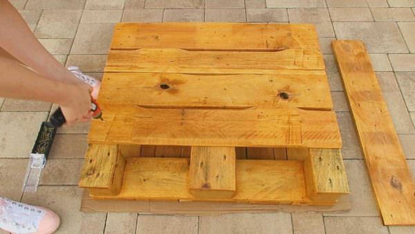 Diy: Pallet Coffee Table DIY Pallet Tutorials DIY Pallet Video Tutorials Pallet Coffee Tables Diy: Pallet Coffee Table DIY Pallet Tutorials DIY Pallet Video Tutorials Pallet Coffee Tables