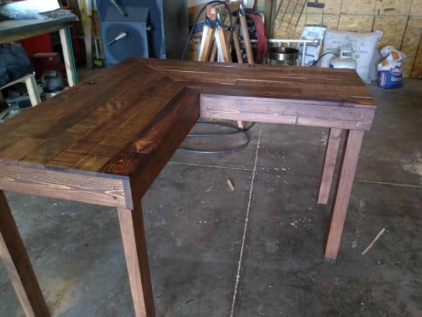 Two-toned Pallet Wood Computer Desk Pallet Desks & Pallet Tables Two-toned Pallet Wood Computer Desk Pallet Desks & Pallet Tables