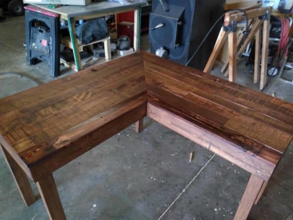 Two-toned Pallet Wood Computer Desk Pallet Desks & Pallet Tables Two-toned Pallet Wood Computer Desk Pallet Desks & Pallet Tables
