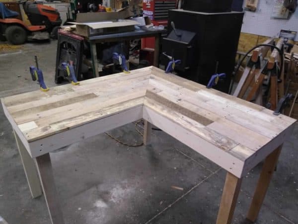 Two-toned Pallet Wood Computer Desk Pallet Desks & Pallet Tables Two-toned Pallet Wood Computer Desk Pallet Desks & Pallet Tables