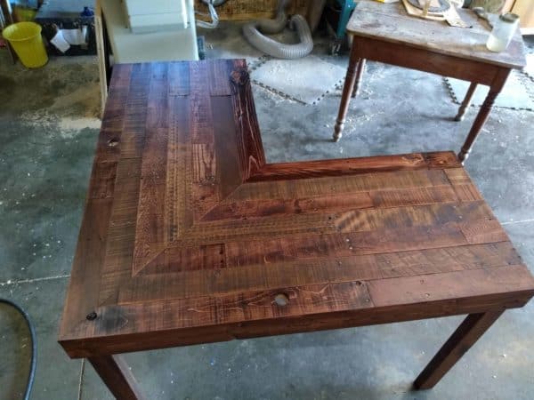 Two-toned Pallet Wood Computer Desk Pallet Desks & Pallet Tables Two-toned Pallet Wood Computer Desk Pallet Desks & Pallet Tables