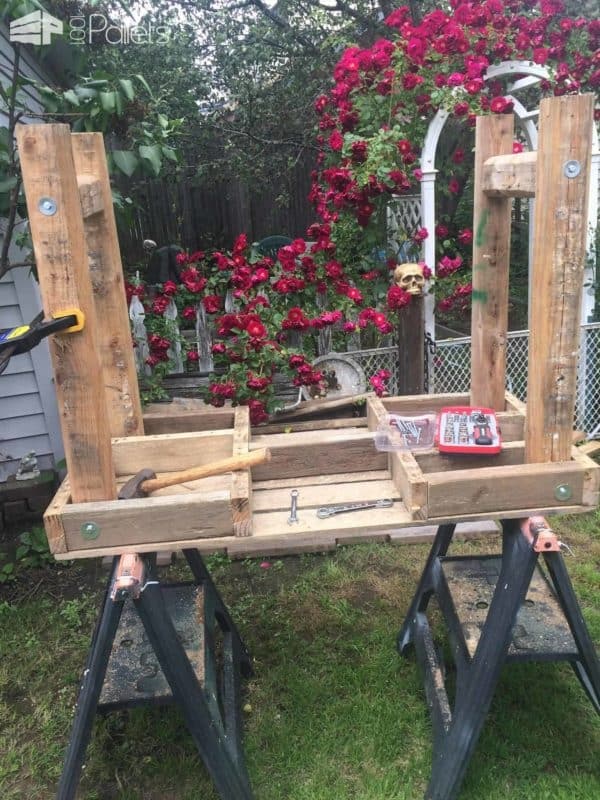 Painting Station – An Outdoor Pallet Work Table Pallet Desks & Pallet Tables Workshop and tools Painting Station – An Outdoor Pallet Work Table Pallet Desks & Pallet Tables Workshop and tools