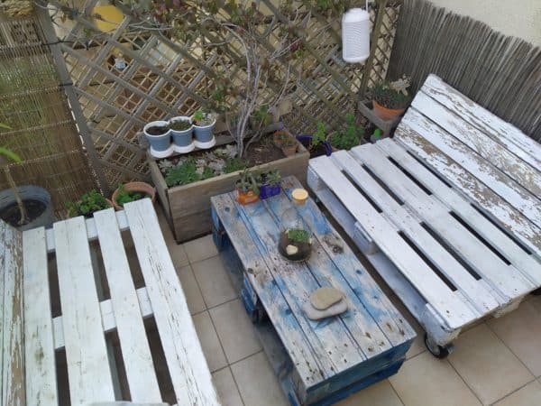 Outdoor Living Room and Coffee Table with Storage Niches Pallet Coffee Tables Outdoor Living Room and Coffee Table with Storage Niches Pallet Coffee Tables