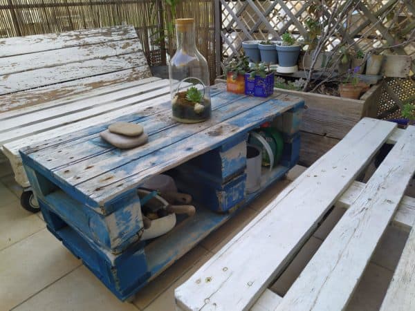Outdoor Living Room and Coffee Table with Storage Niches Pallet Coffee Tables Outdoor Living Room and Coffee Table with Storage Niches Pallet Coffee Tables
