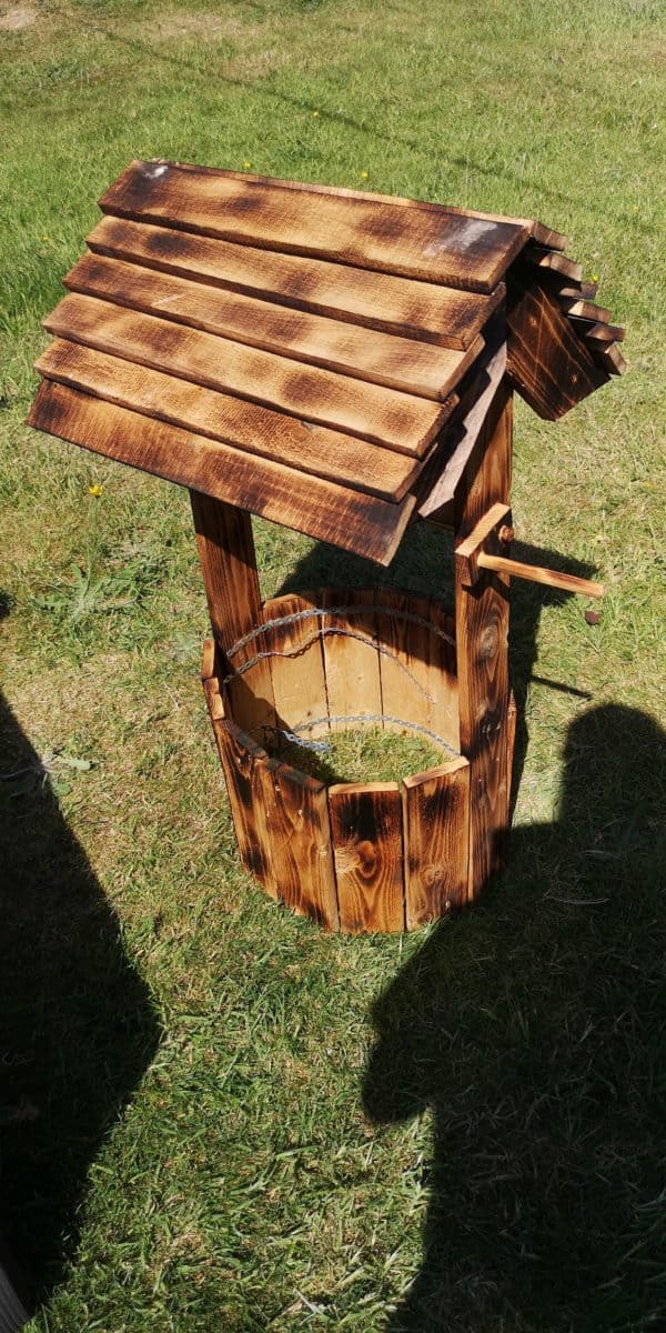 Little Pallet Wishing Well Project Pallet Planters & Compost Bins Little Pallet Wishing Well Project Pallet Planters & Compost Bins