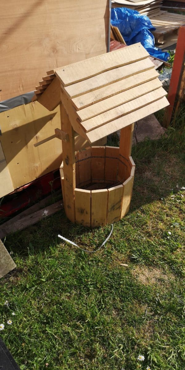 Little Pallet Wishing Well Project Pallet Planters & Compost Bins Little Pallet Wishing Well Project Pallet Planters & Compost Bins