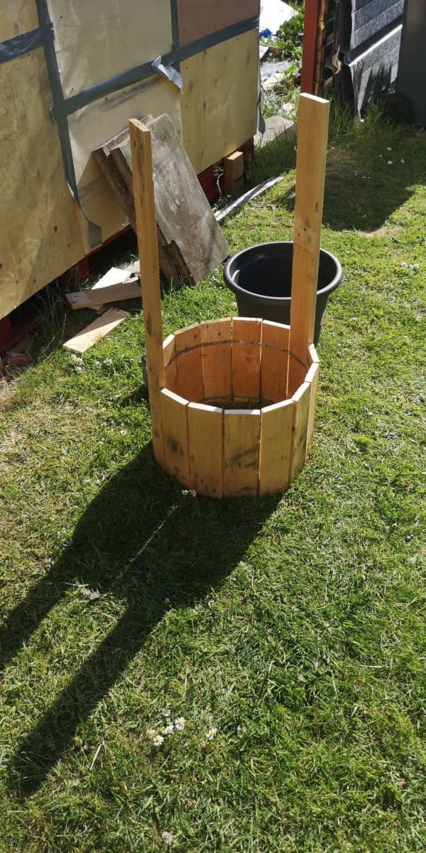 Little Pallet Wishing Well Project Pallet Planters & Compost Bins Little Pallet Wishing Well Project Pallet Planters & Compost Bins