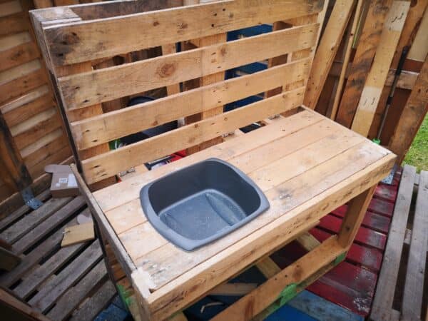 The Pallet Mud Kitchen I Made for My Niece Fun Pallet Crafts for Kids The Pallet Mud Kitchen I Made for My Niece Fun Pallet Crafts for Kids