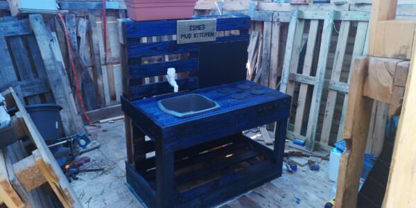 The Pallet Mud Kitchen I Made for My Niece Fun Pallet Crafts for Kids The Pallet Mud Kitchen I Made for My Niece Fun Pallet Crafts for Kids