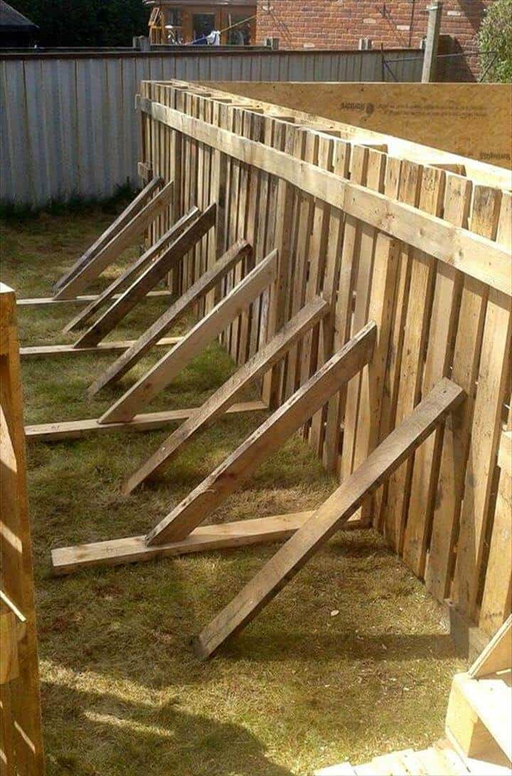 Build a Swimming Pool Out Of 40 Pallets Pallets in the Garden Build a Swimming Pool Out Of 40 Pallets Pallets in the Garden