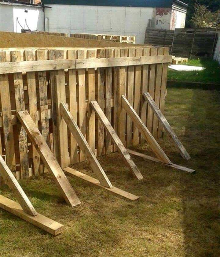 Build a Swimming Pool Out Of 40 Pallets Pallets in the Garden Build a Swimming Pool Out Of 40 Pallets Pallets in the Garden