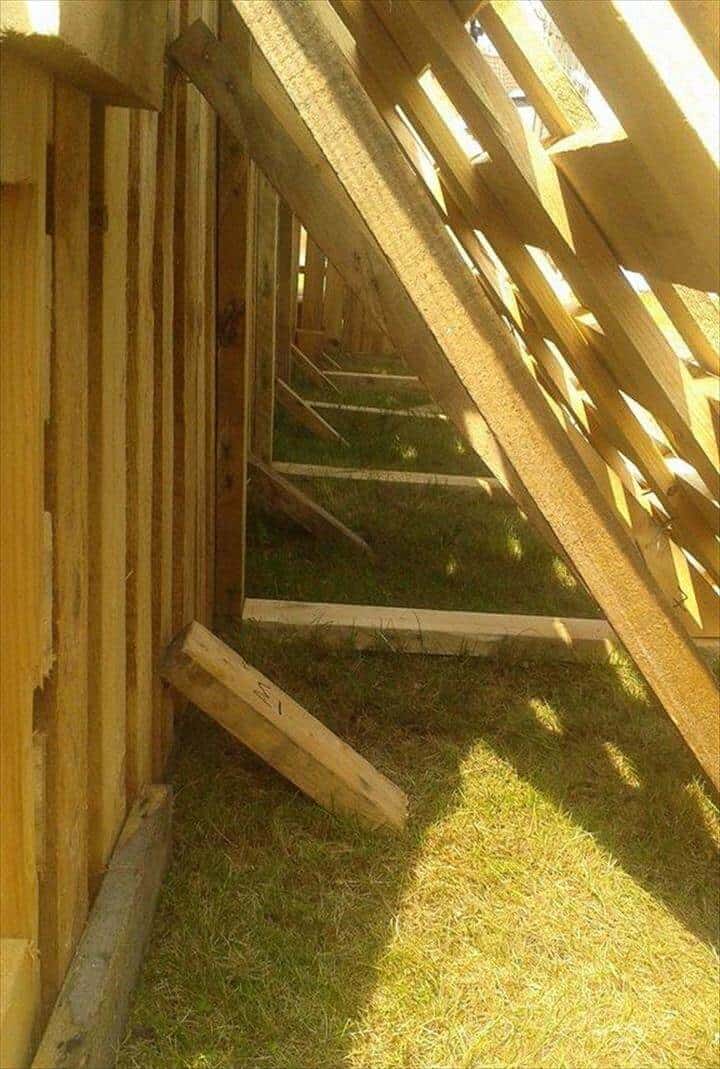 Build a Swimming Pool Out Of 40 Pallets Pallets in the Garden Build a Swimming Pool Out Of 40 Pallets Pallets in the Garden
