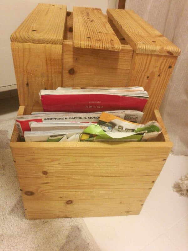 A Little Toilette Pallet Table Pallet Desks & Pallet Tables 
