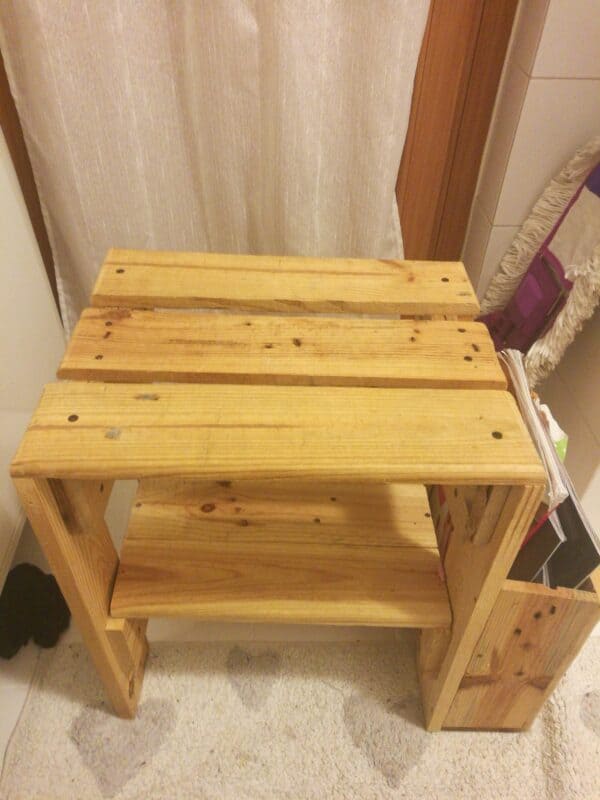 A Little Toilette Pallet Table Pallet Desks & Pallet Tables 