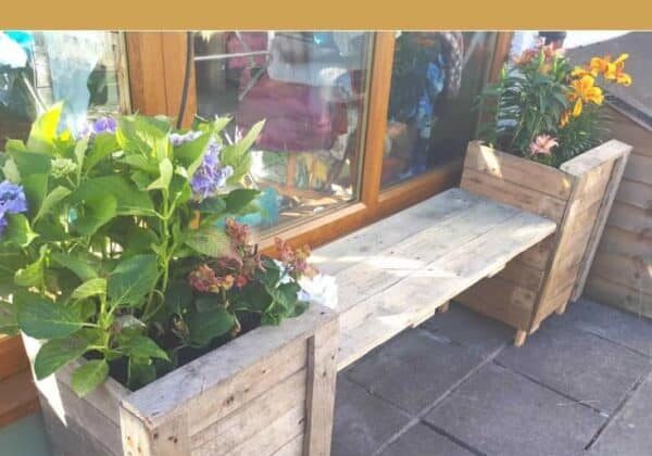 1001pallets.com-a-double-planter-with-a-seat-to-stop-our-hagrid-the-great-dane-from-spoiling-the-flowers-01