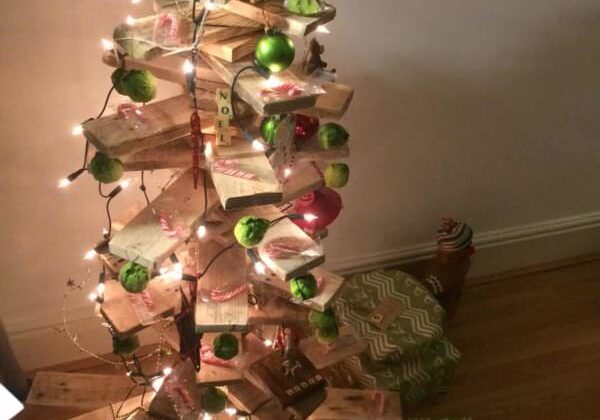 1001pallets.com-abstractmodern-scandinavian-christmas-tree-from-pallet-offcuts-02