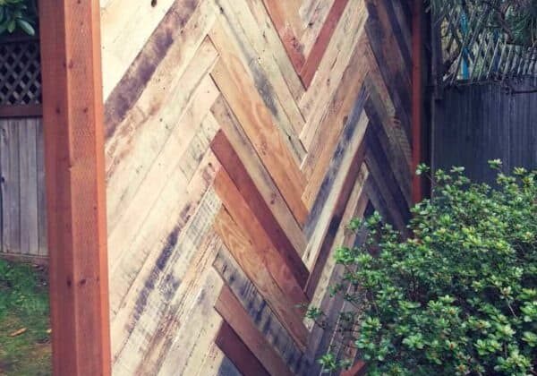 1001pallets.com-backyard-fence-made-with-repurposed-pallets-01