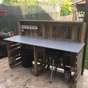 1001pallets.com-backyard-pallet-garden-bar-will-get-parties-started-02