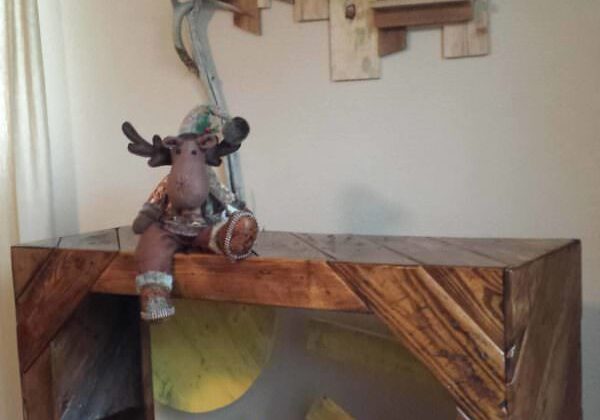 1001pallets.com-clever-sunshine-pallet-tv-stand-02