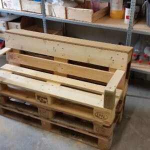 1001pallets.com-comfy-little-pallet-garden-bench-in-under-2-hours