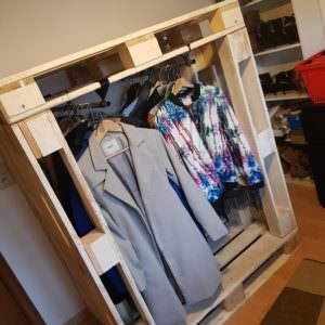 1001pallets.com-create-more-storage-with-this-pallet-wardrobe-04