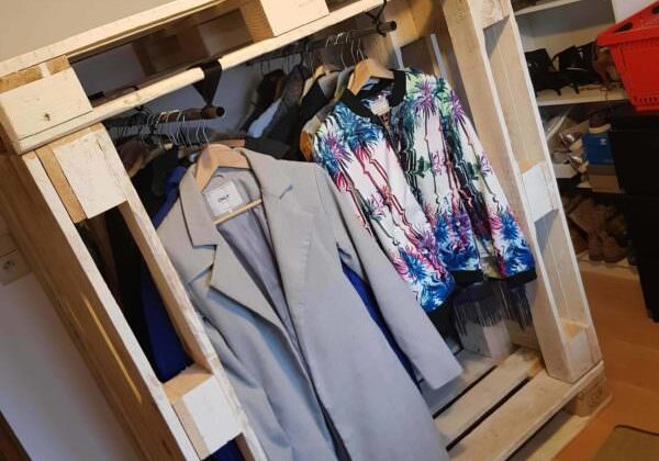 1001pallets.com-create-more-storage-with-this-pallet-wardrobe-04