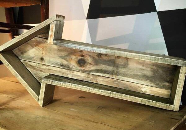 1001pallets.com-decorative-arrow-made-from-three-pallet-boards
