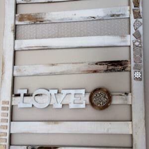 1001pallets.com-decrotive-flat-pallet-for-indoor-lounge-wall