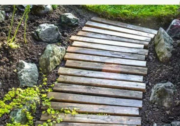 1001pallets.com-diy-garden-pallets-walkway-01