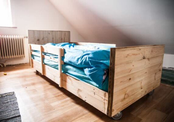 1001pallets.com-diy-video-tutorial-boy-s-pallet-bed-lit-a-roulettes-en-bois-de-palettes-03