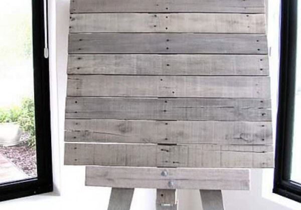 1001pallets.com-easel-from-recycled-pallet-slats-01
