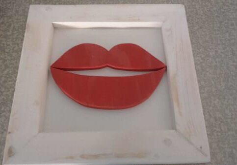 1001pallets.com-framed-red-lips-from-scrap-pallet
