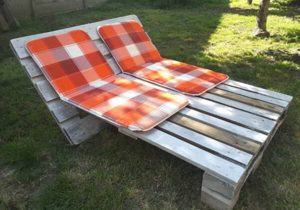 1001pallets.com-garden-sun-lounger-from-2-pallets