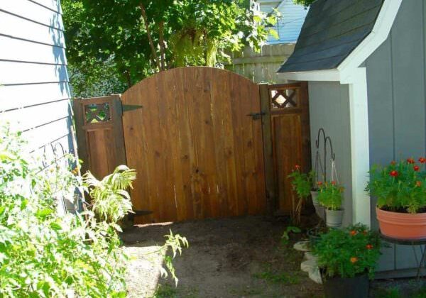 1001pallets.com-gate-and-small-fence-using-pallet-wood