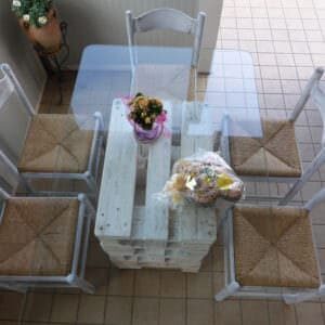 1001pallets.com-glass-pallet-dining-table-uses-upcycled-dining-chairs-tavolo-fatto-con-il-pallet-e-sedie-riciclate-01