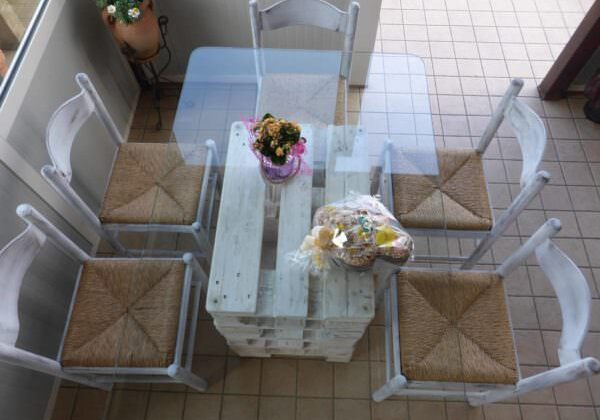 1001pallets.com-glass-pallet-dining-table-uses-upcycled-dining-chairs-tavolo-fatto-con-il-pallet-e-sedie-riciclate-01