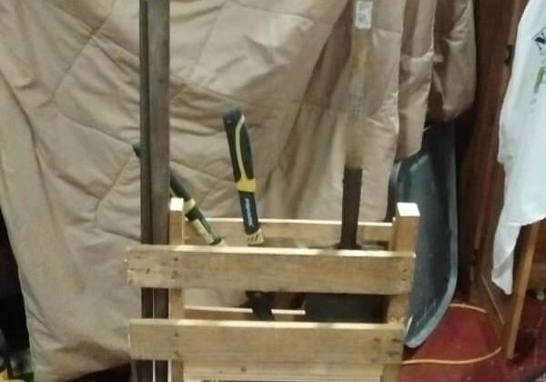 1001pallets.com-gardeningfishing-chair-made-from-a-pallet-18