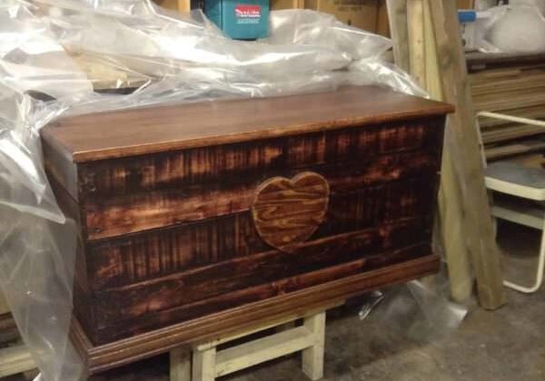 1001pallets.com-heirloom-pallet-trunk-adds-charm-anywhere-02